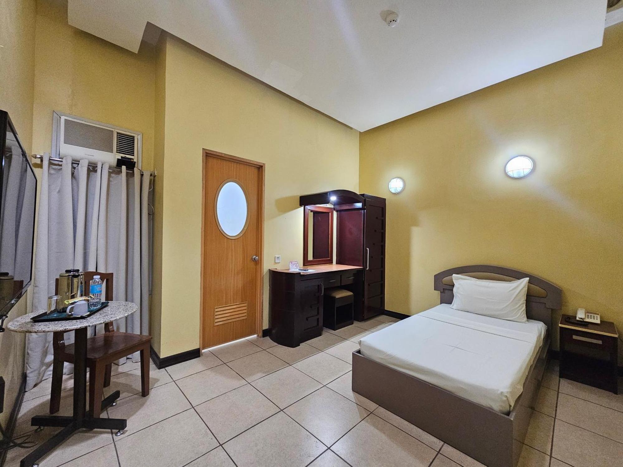 Hotel Nicanor Dumaguete City Exterior photo